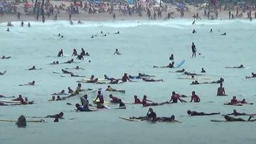 Decenas de surfistas comparten espacio en una playa de Biarritz (Francia), masificada por el surf. 