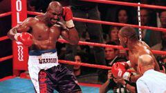 Evander Holyfield se lleva el guante a la oreja tras el mordisco de Mike Tyson durante su combate por el t&iacute;tulo WBA de los pesos pesadoss en Las Vegas el 28 de junio de 1997.