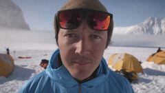 El snowboarder Xavier de Le Rue, con chaqueta, gorro y gafas de sol, en un campamento en la nieve, mirando a c&aacute;mara. 