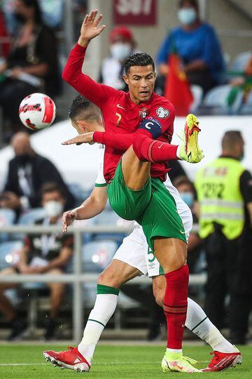 Cristiano Ronaldo no se cansa de batir récords. Este miércoles el panorama pintaba muy mal para Portugal, pero en cuestión de minutos el delantero cambió la historia ante Irlanda.