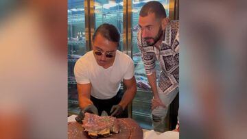 Ya es tradición en sus Navidades en Dubái: Benzema con 'Salt Bae'