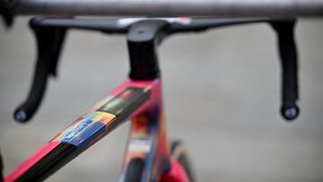 Detalle de la bicicleta del Team EF Education-EasyPost durante la tercera etapa del Giro de Italia 2023 con 202 km de recorrido entre Vasto y Nelfi.