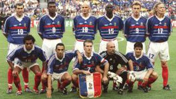 De izquierda a derecha de pie: Zidane, Desailly, Leboeuf, Thuram, Guivarc&#039;h, Petit. Agachados en el mismo orden: Karembeu, Djorkaeff, Deschamps, Barthez, Lizarazu.