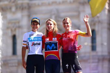 Podio final de La Vuelta femenina en Madrid, de izquierda a derecha: Longo Borghini, Van Vleuten y Vollering.