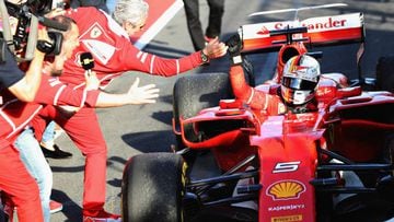 Maurizio Arrivabene y Sebastian Vettel, con el Ferrari despu&eacute;s de ganar el GP de Australia de F1 2017.