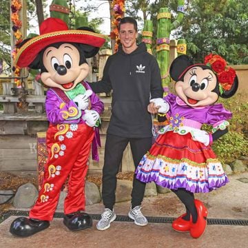 Fernando Torres con Mickey y Minnie Mouse en Disneyland París