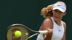 Mirra Andreeva le devuelve la pelota a Anastasia Potapova en Wimbledon.