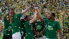 Los jugadores del Unicaja celebran la conquista de la Copa de Badalona 2023.