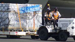 LA PAZ, EL SALVADOR - JULY 25: Airport workers transport vaccine doses at El Salvador International Airport on July 26, 2021 in San Luis Talpa, La Paz, El Salvador. A new batch of 1,000,000 doses of the Sinopharm vaccine against COVID-19 arrives in El Salvador while over 21% of the population has been fully vaccinated. (Photo by APHOTOGRAFIA/Getty Images)
