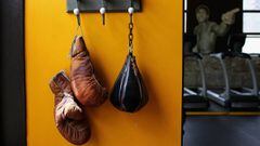 Imagen de unos guantes de boxeo en un gimnasio.