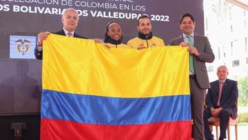 Ingrit Valencia y Carlos Ramírez recibieron el Pabellón Nacional como abanderados de Colombia en los Juegos Bolivarianos Valledupar 2022.