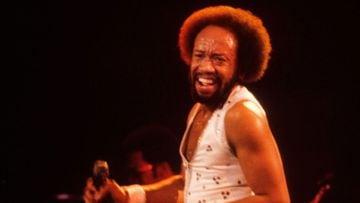 Maurice White act&uacute;a con Earth, Wind and Fire en el Oakland Coliseum en Oakland, California - 1 de diciembre de 1979.