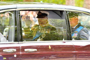 El rey Carlos III saluda al pueblo inglés desde el coche antes de llegar al funeral de su madre, Isabel II. 