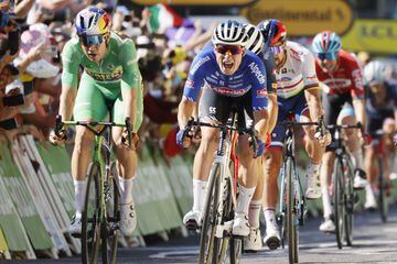 El belga Jasper Philipsen bate a su compatriota Wout van Aert en el esprint de la 15ª etapa del Tour, en Carcasona.