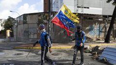 CAR141. CARACAS (VENEZUELA), 30/07/2017.- Manifestantes opositores se enfrentan a agentes de la Guardia Nacional Bolivariana en rechazo a las elecciones de la Asamblea Nacional Constituyente hoy, domingo 30 de julio de 2017, en la Plaza Altamira de Caracas (Venezuela). EFE/Helena Carpio