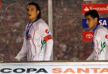 Héctor Reynoso y Omar Bravo reciben la medalla de subcampeones luego de perder ante el Inter de Porto Alegre en la final de la Copa Libertadores 2010.