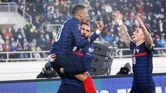 Benzema celebra un gol junto a Kylian Mbappe