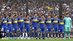 Boca Juniors players hold a minute of silence for a Gimnasia y Esgrima fan killed during incidents with police on October 7 in La Plata, before the Argentine Professional Football League Tournament 2022 match at La Bombonera stadium in Buenos Aires, on October 9, 2022. (Photo by ALEJANDRO PAGNI / AFP)