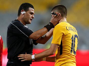 Yannick Carrasco y el árbitro Mohamed Farouk.