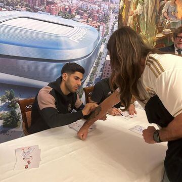 Marco Asensio firmando autógrafos.
