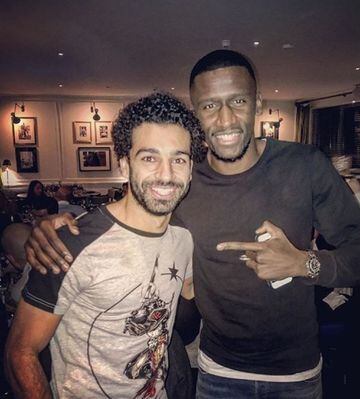 Mantiene una muy buena relación on Salah, con el que coincidió en el AS Roma. 