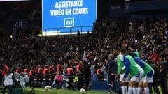 El momento en el que el videomarcador del estadio del PSG anuncia que el gol de Neymar est&aacute; siendo revisado. 