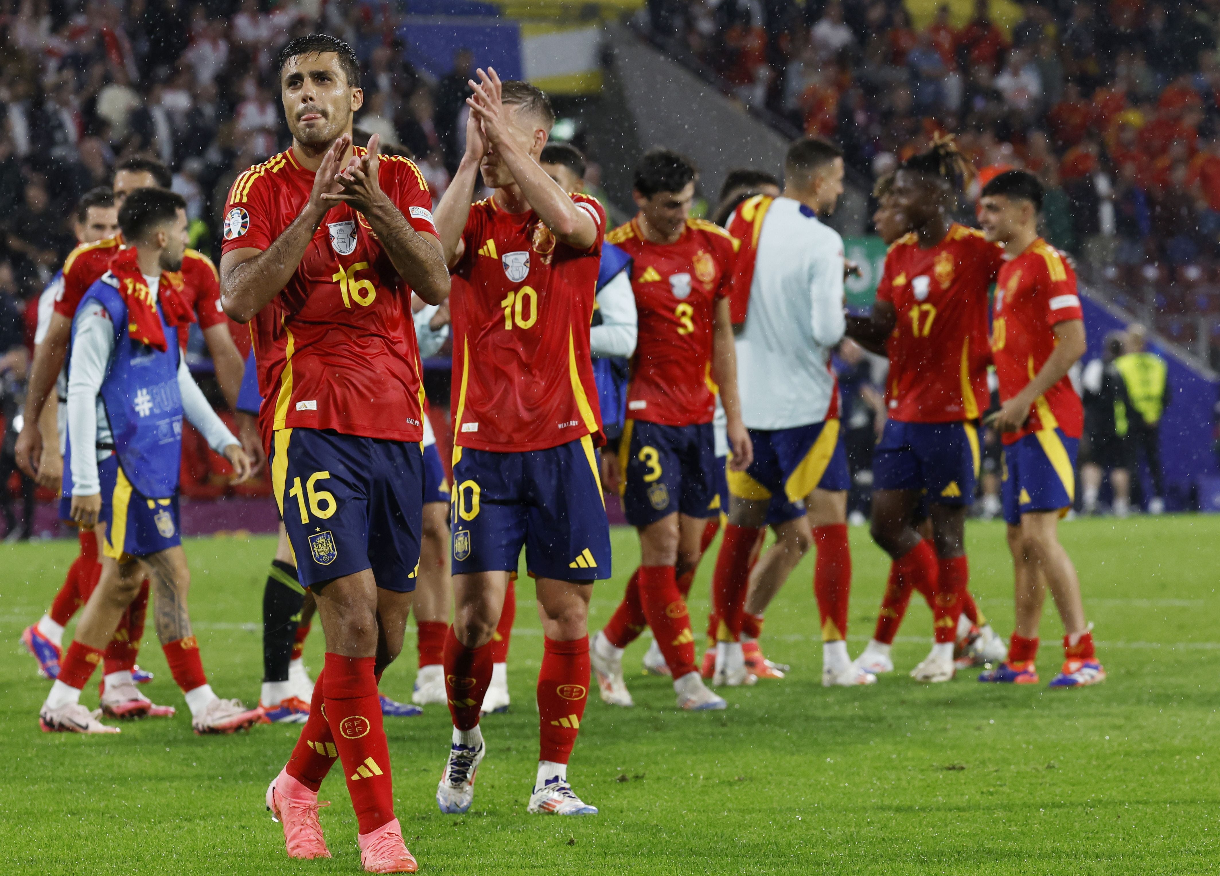 Cologne (Germany), 30/06/2024.- Spain players Mikel Merino (L) applaud to supporters after winning the UEFA EURO 2024 Round of 16 soccer match between Spain and Georgia, in Cologne, Germany, 30 June 2024. (Alemania, España, Colonia) EFE/EPA/ROBERT GHEMENT
