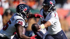 CINCINNATI, OHIO - NOVEMBER 12: C.J. Stroud #7 of the Houston Texans hands off the ball to Devin Singletary #26 of the Houston Texans during the first quarter against the Cincinnati Bengals at Paycor Stadium on November 12, 2023 in Cincinnati, Ohio.   Dylan Buell/Getty Images/AFP (Photo by Dylan Buell / GETTY IMAGES NORTH AMERICA / Getty Images via AFP)