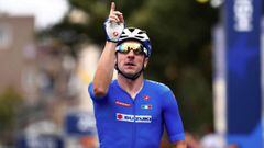 Elia Viviani celebra su victoria en el Campeonato de Europa de ciclismo.