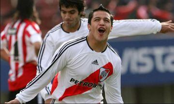 El tocopillano de Manchester United estuvo en el elenco millonario en 2007 y 2008 logrando conseguir un título de la máxima categoría argentina. En River fue dirigido por Diego Simeone y formó dupla de ataque con Radamel Falcao.

