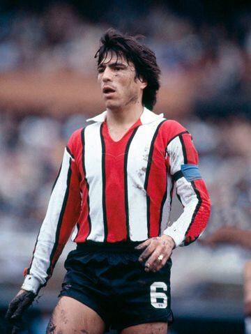 Multicampeón con River Plate, único club donde jugó en la Primera División de Argentina y donde militaba a la hora de salir campeón con la albiceleste en 1978. En el 2000 recibió la distinción como 'Mejor Marcador Central de la Historia de Sudamérica'.