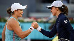 La tenista australiana Ashleigh Barty y la polaca Iga Swiatek se saludan tras su partido en el Mutua Madrid Open de 2021.