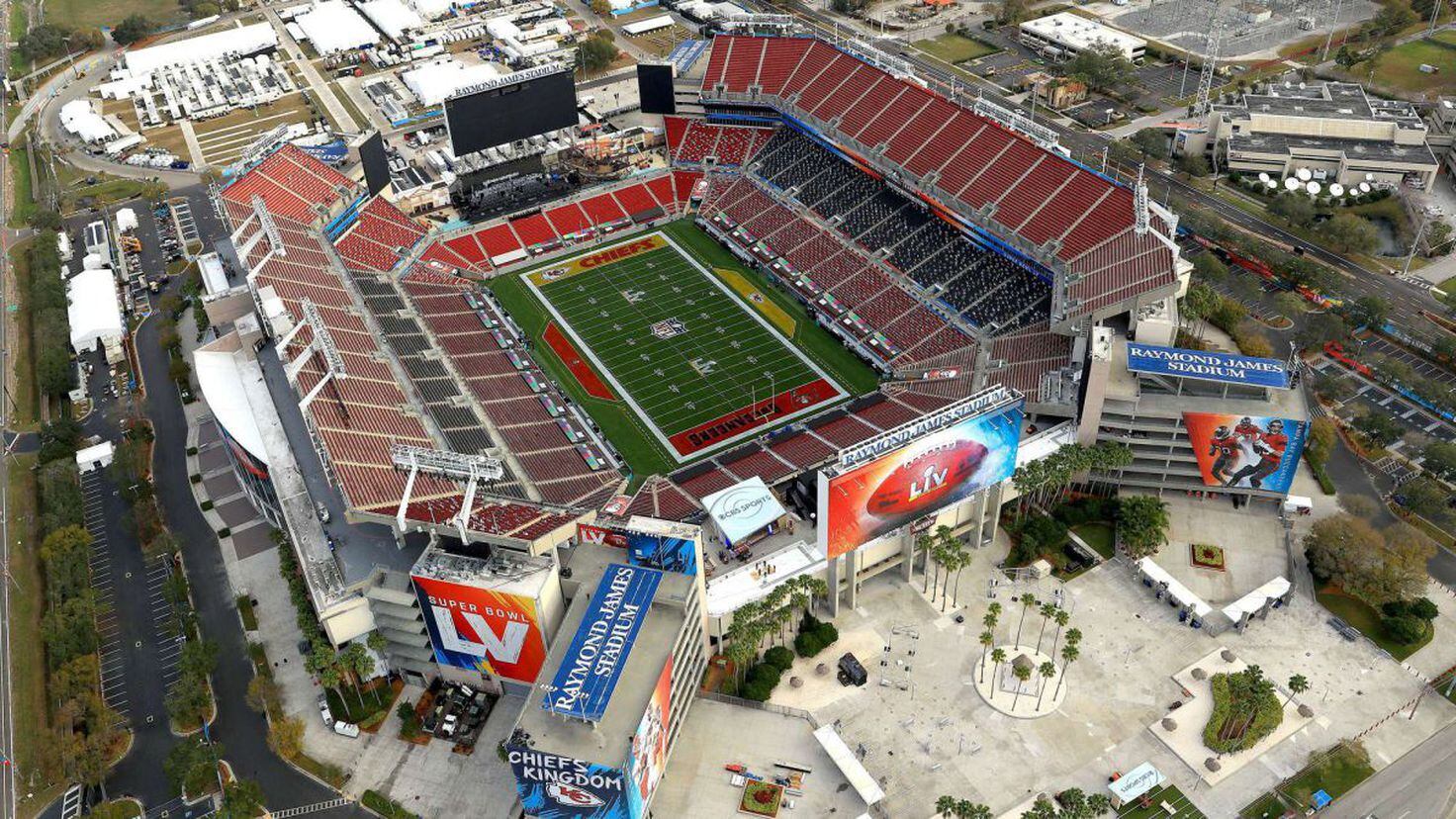 How many fans are at the Raymond James Stadium for the Super Bowl