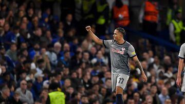 El jugador del Salzburgo Noah Okafor celebra su gol en el partido de Champions League frente al Chelsea.