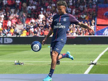 Paris Saint-Germain&#039;s Brazilian forward Neymar plays with a ball on stage during his presentation to the fans at the Parc des Princes stadium in Paris on August 5, 2017. Brazil superstar Neymar will watch from the stands as Paris Saint-Germain open their season on August 5, 2017, but the French club have already clawed back around a million euros on their world record investment. Neymar, who signed from Barcelona for a mind-boggling 222 million euros ($264 million), is presented to the PSG support prior to his new team&#039;s first game of the Ligue 1 campaign against promoted Amiens.  / AFP PHOTO / ALAIN JOCARD