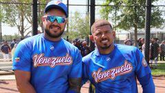 Omar Narváez y Eduardo Escobar, de la selección de béisbol de Venezuela.