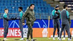 Barcelona's Spanish coach Xavi walks pst his players during a training session in Hamburg, northern Germany on November 6, 2023, on the eve of the UEFA Champions League Group H football match against FC Shakhtar Donetsk. (Photo by Axel Heimken / AFP)
