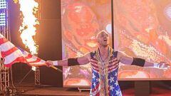 Sam Adonis hace su entrada al ring en una función de Triple A.