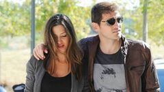 Sara Carbonero e Iker Casillas paseando cogidos por la calle