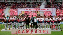 Los jugadores de Chivas celebran la victoria
