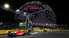Charles Leclerc pilota el Ferrari en el circuito de Las Vegas.
