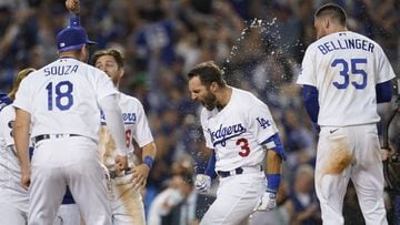 Max Muncy injury: Dodgers 1B out of NL wild card game, dislocated elbow -  True Blue LA