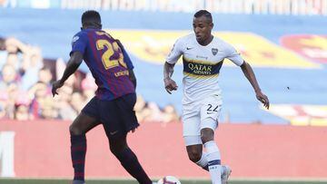 Sebasti&aacute;n Villa ante la marca de Samuel Umtiti en el partido entre Barcelona y Boca Juniors por el Trofeo Joan Gamper