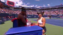Andreescu consuela a Serena tras su retirada en Toronto.
