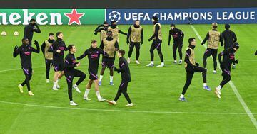 Team players of Barcelona warm up during a training session in Munich, southern Germany on December 7, 2021, on the eve of the UEFA Champions League Group E football match FC Bayern Munich vs FC Barcelona. (Photo by Christof STACHE / AFP)