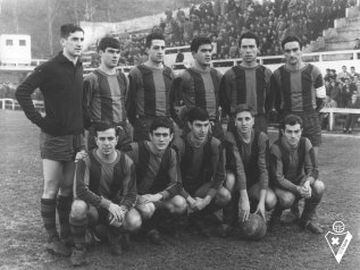 José Eulogio Gárate (third from the left on bottom row) played with Eibar from 1961-1965.