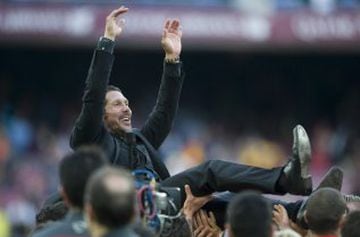 El 17 de mayo de 2014 se disputó el último partido de liga de la temporada con el título de La Liga en juego. Al Atlético le valía con no perder el encuentro, que terminó con empate a uno. El Atlético se proclamó campeón de Liga. En la imagen, el equipo mantea a Simeone. 