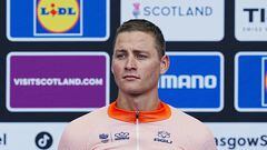 El ciclista neerlandés Mathieu van der Poel posa en el podio como campeón de la prueba en ruta de los Mundiales de Ciclismo.