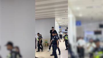 La impresionante entrada de Yao Ming en un aeropuerto