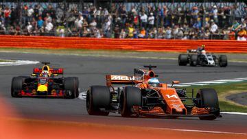Fernando Alonso y Daniel Ricciardo en el Gran Premio de Gran Breta&ntilde;a 2017.